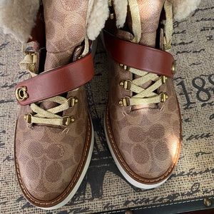 Coach Signature Hiker Boots 10 Medium👌🏽